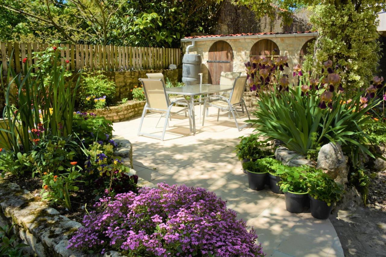 Bed and Breakfast Les Noyers Aulnay Aulnay  Exterior foto