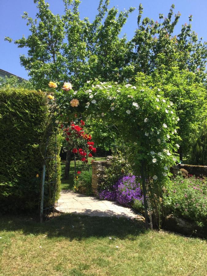 Bed and Breakfast Les Noyers Aulnay Aulnay  Exterior foto